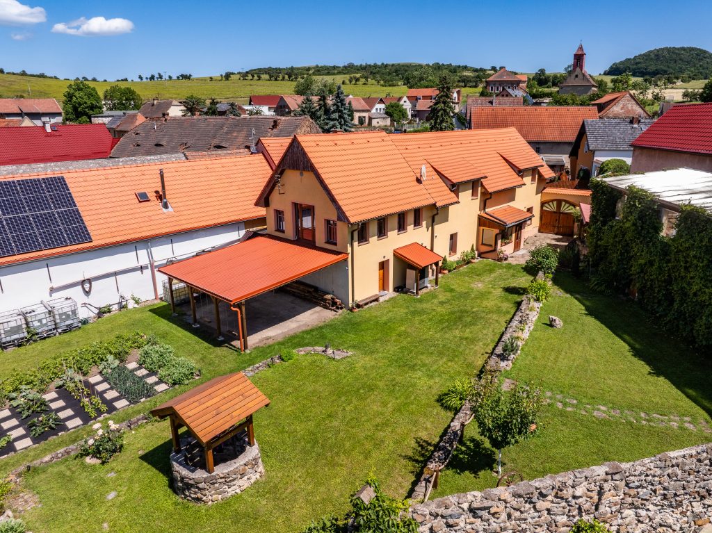 Rodinný dům se stodolou a&nbsp;okrasnou zahradou